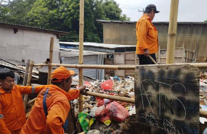 TPS Liar Rawa Sentul Jayamukti di Bersihkan DLH Kabupaten Bekasi