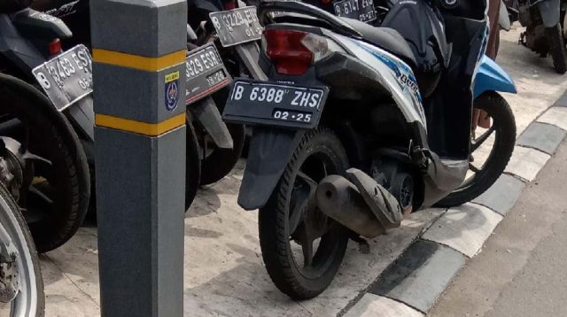 Acara HUT Kota Depok ke 24 Banyak Petugas Biarkan Kendaraan Motor Pakir di Atas Trotoar