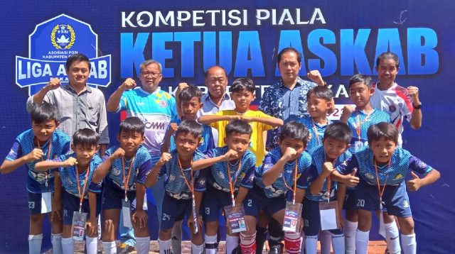 LBH PSSI Kabupaten Bekasi Serahkan Piala Ketua ASKAB Usia 10 dan 11