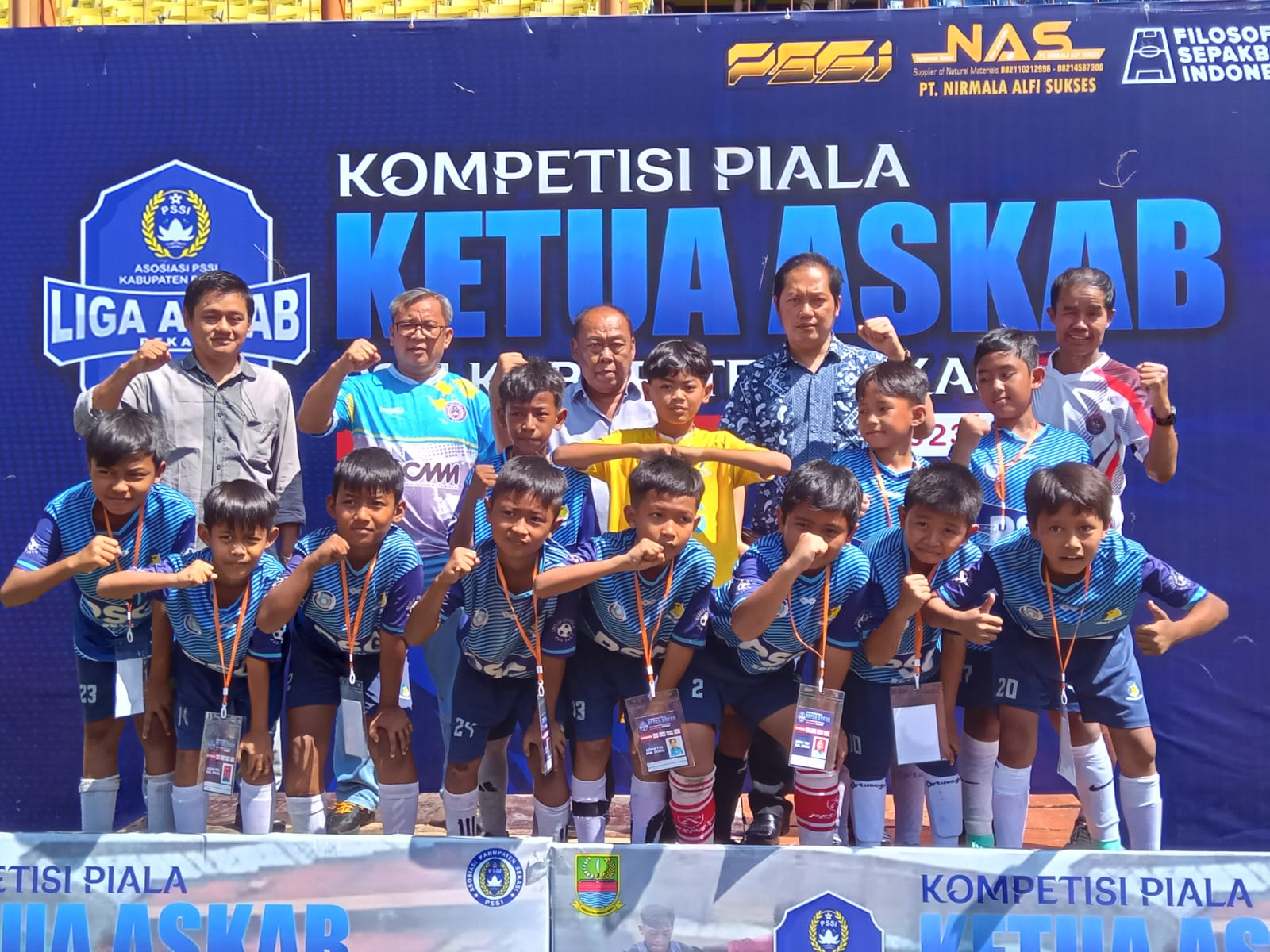 LBH PSSI Kabupaten Bekasi Serahkan Piala Ketua ASKAB Usia 10 dan 11