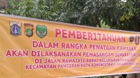 Sepanduk Himbauan Pemasangan Separator Jalan di Wilayah Kelurahan Rawajati Diduga Hanya Sebatas Wacana