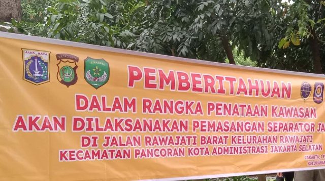 Sepanduk Himbauan Pemasangan Separator Jalan di Wilayah Kelurahan Rawajati Diduga Hanya Sebatas Wacana
