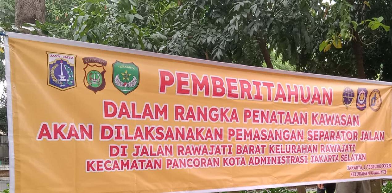 Sepanduk Himbauan Pemasangan Separator Jalan di Wilayah Kelurahan Rawajati Diduga Hanya Sebatas Wacana