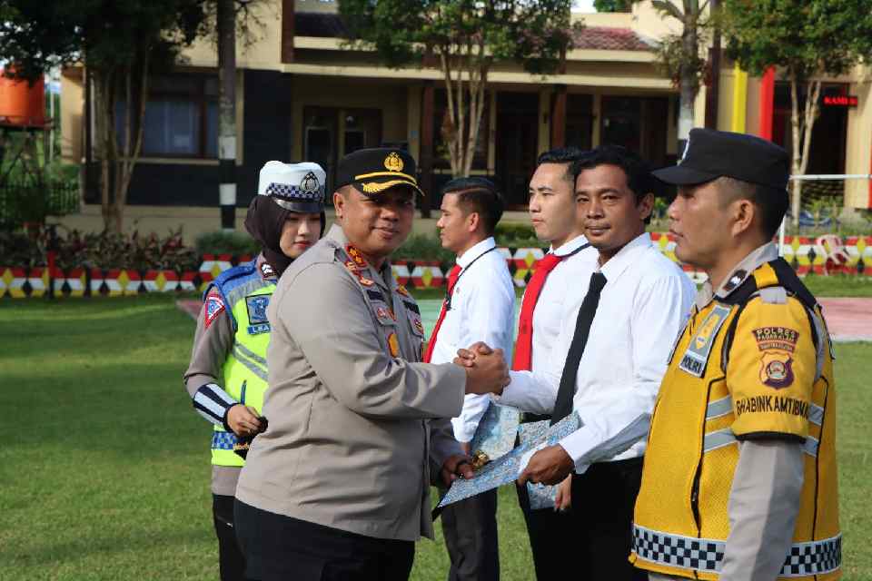 Kapolres Pagaralam Berikan Penghargaan 18 Anggotanya Yang Berprestasi