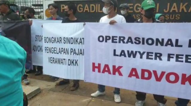 Lq Indonesia Law Firm : Lucu,  Demo Model Baru Ala Advokat Bodong Natalia Rusli