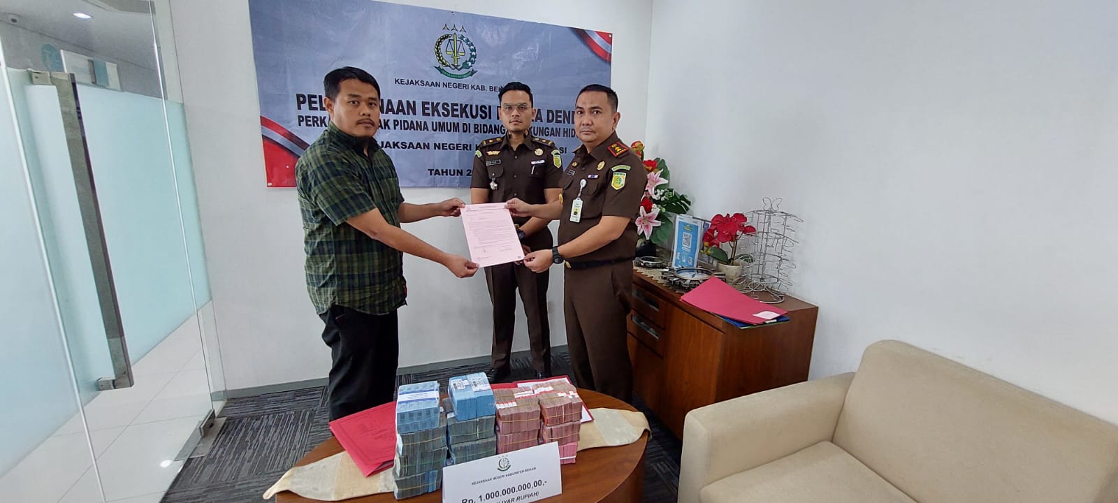 1 Milyar  Uang Dendaan Perkara  Dari PT.Gunung Garuda Disetorkan Oleh Kejari Kab.Bekasi