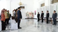 Ridwan Kamil Serahkan SK Perpanjangan Pj Bupati Bekasi kepada Dani Ramdan