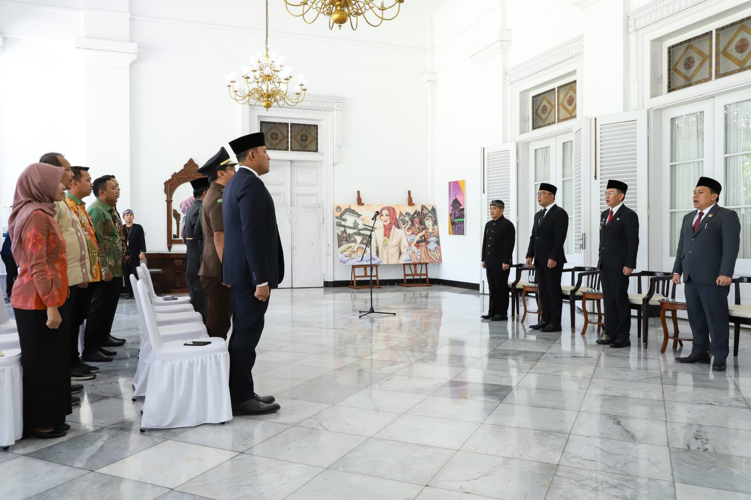 Ridwan Kamil Serahkan SK Perpanjangan Pj Bupati Bekasi kepada Dani Ramdan