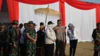 Sinergitas Tiga Pilar dalam Pembukaan TNI Manunggal Membangun Desa (TMMD) di Dusun Sekong Desa Cemarajaya Kecamatan Cibuaya Kabupaten Karawang