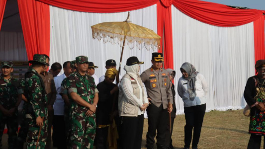 Sinergitas Tiga Pilar dalam Pembukaan TNI Manunggal Membangun Desa (TMMD) di Dusun Sekong Desa Cemarajaya Kecamatan Cibuaya Kabupaten Karawang