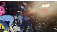 Babinsa Gotong Royong Bersama Masyarakat Singkirkan Pohon Tumbang