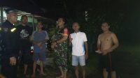 Bahu Membahu Babinsa Bersama Masyarakat Bersihkan Sisa Lumpur Pasca Banjir