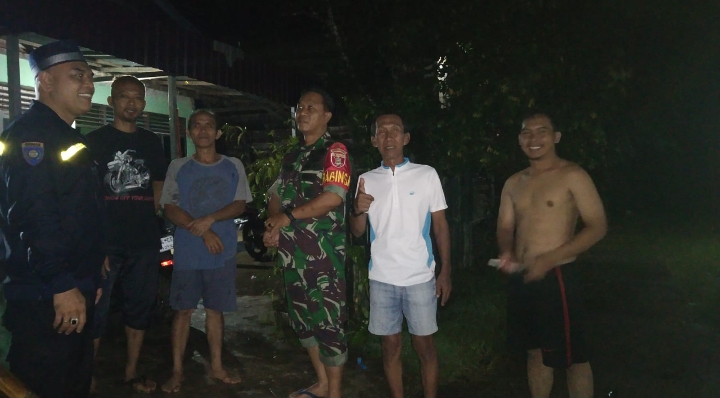 Bahu Membahu Babinsa Bersama Masyarakat Bersihkan Sisa Lumpur Pasca Banjir