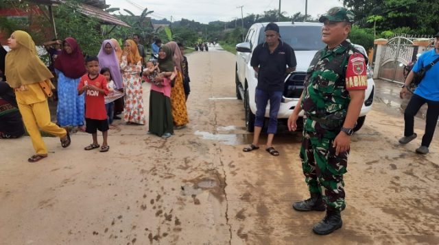 Hujan Deras Membuat Air Meluap dan Genangi Rumah Warga, Babinsa dan Bhabinkamtibmas Laksanakan Monitoring