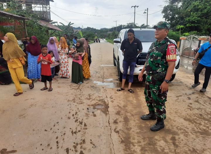 Hujan Deras Membuat Air Meluap dan Genangi Rumah Warga, Babinsa dan Bhabinkamtibmas Laksanakan Monitoring