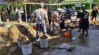 Bersama Warga, Babinsa Kodim 0901/SMD Gotong Royong Perbaiki Jembatan Dan  Drainase Yang Tersumbat.