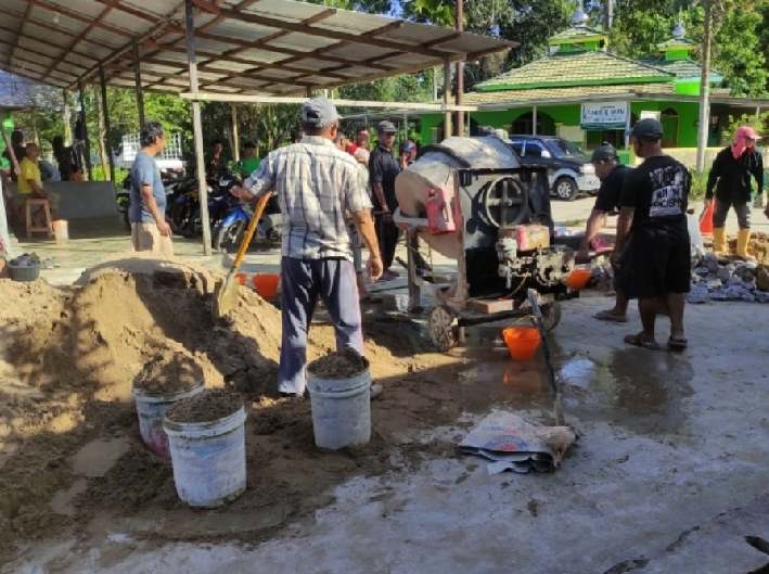 Bersama Warga, Babinsa Kodim 0901/SMD Gotong Royong Perbaiki Jembatan Dan  Drainase Yang Tersumbat.