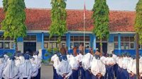 Kapolsek Pusakanagara Menjadi Pembina Upacara Bendera di SMPN 1 Pusakajaya