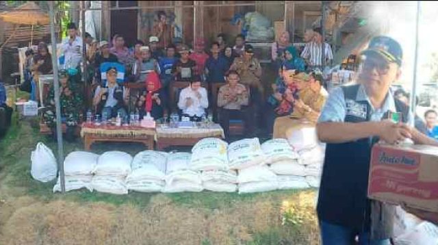 Kunjungan Langsung ke Lokasi Kebakaran di Lampar Baru Joncik-Yulius Bantu Rp 30 Juta