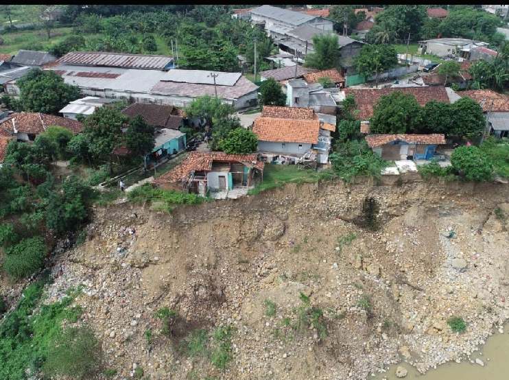Kadisperkimtan Kab.Bekasi  Sambangi Warga Yang Terdampak Longsornya Aliran Sungai Cipamingkis