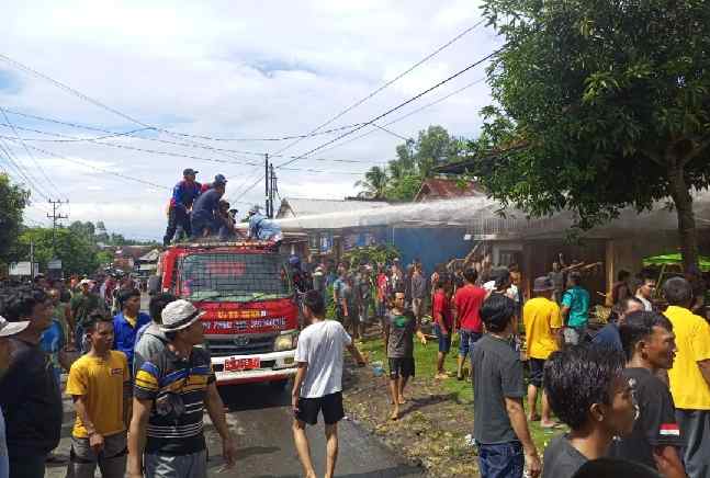 Si Jago Merah Melahap 7 Buah Rumah di Desa Tebat Payang Kecamatan Pendopo Barat