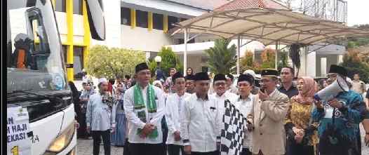 PJ Bupati Bekasi Lepas Keberangkatan 440 Jamah Haji