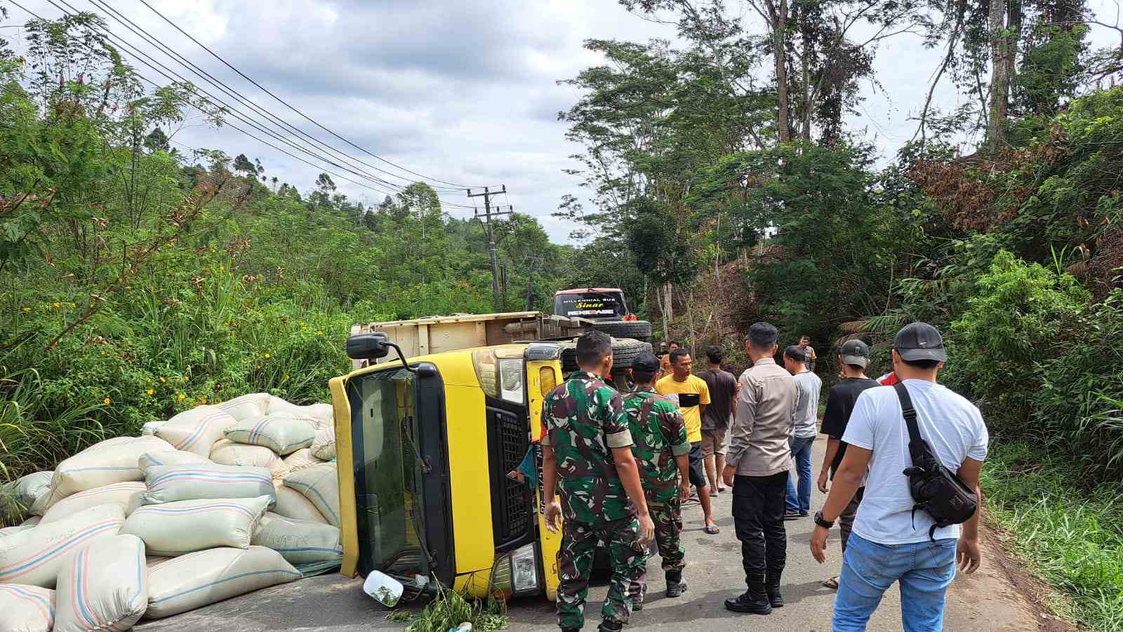 Truk Bermuatan Ampas Padi Terbalik di Dempo Selatan Kecamatan Pagaralam