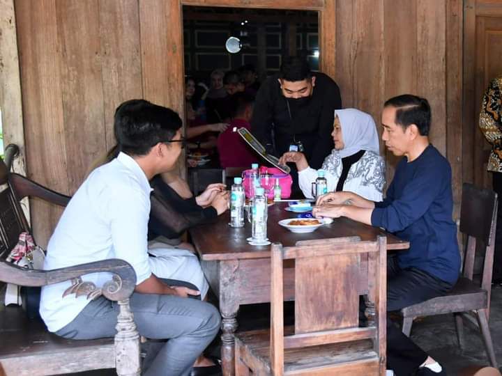 Akhir Pekan, Presiden Jokowi dan Ibu Iriana Kunjungi Warung Kopi Klotok 