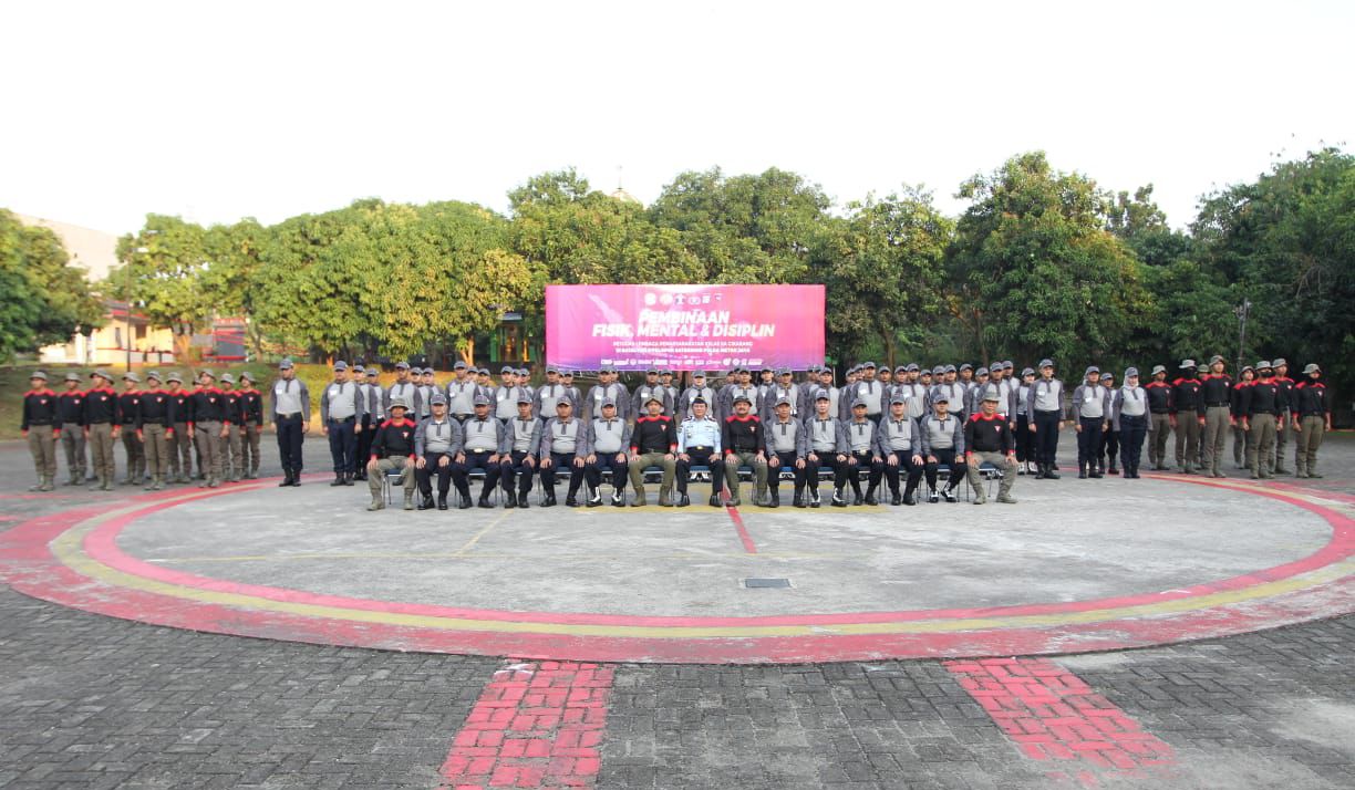 Brimob Yon D Cikarang  Latih Fisik  Mental dan Kedisiplinan 108 ASN Lapas IIA Cikarang 