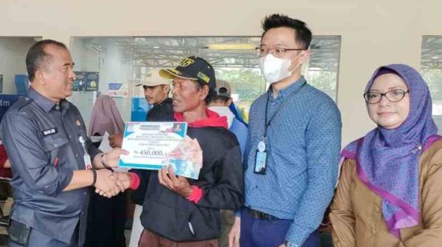 Dinas Perikanan Kab.Bekasi Salurkan  antara Subsidi Upah Kepada Nelayan