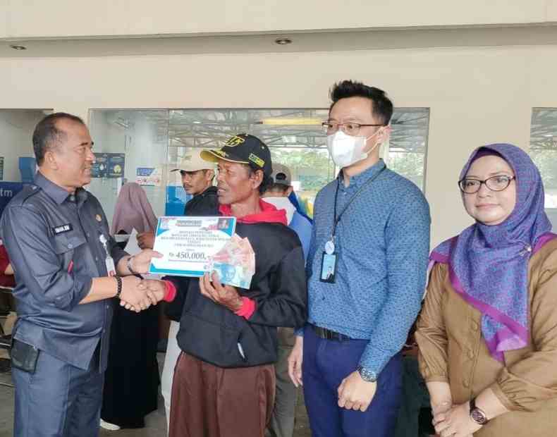 Dinas Perikanan Kab.Bekasi Salurkan  antara Subsidi Upah Kepada Nelayan