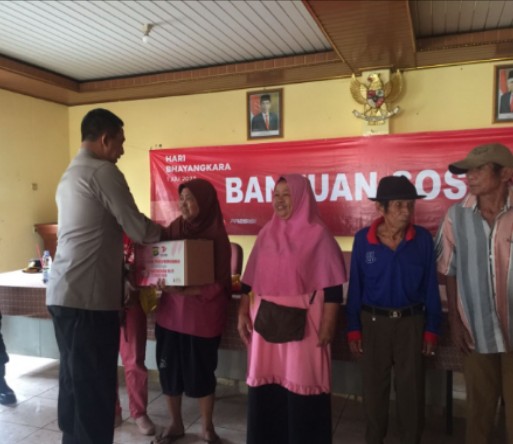 Sambut Hari Bhayangkara ke 77 Kapolres Metro Bekasi Berikan Bantuan Sosial