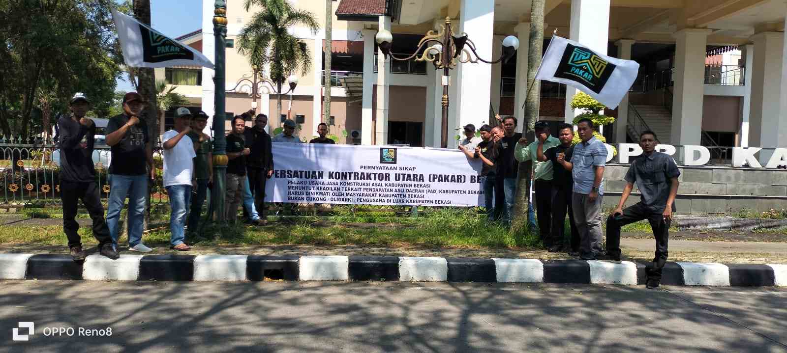 Kontraktor Pribumi dipandang Sebelah Mata Kontraktor Utara Bekasi ( Pakar) Gelar Aksi Bakar Profil Perusahaan didepan Kantor ULP