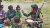 Makan Bersama Sarana Komunikasi Sosial Efektif Antara Satgas Yonif Raider 303 Kostrad dengan Masyarakat