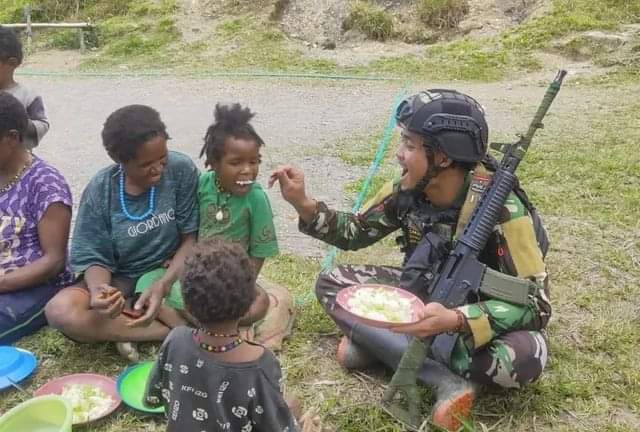 Makan Bersama Sarana Komunikasi Sosial Efektif Antara Satgas Yonif Raider 303 Kostrad dengan Masyarakat