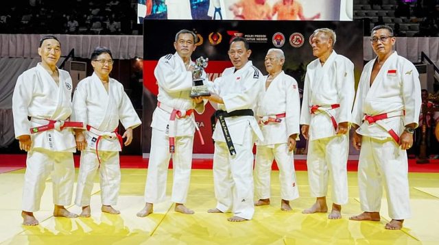 Pangkostrad Sematkan Sabuk Hitam Judo Kepada Kapolri