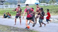 Prajurit Satgas Yonif MR 411 Kostrad Ditantang Bermain Sepak Bola