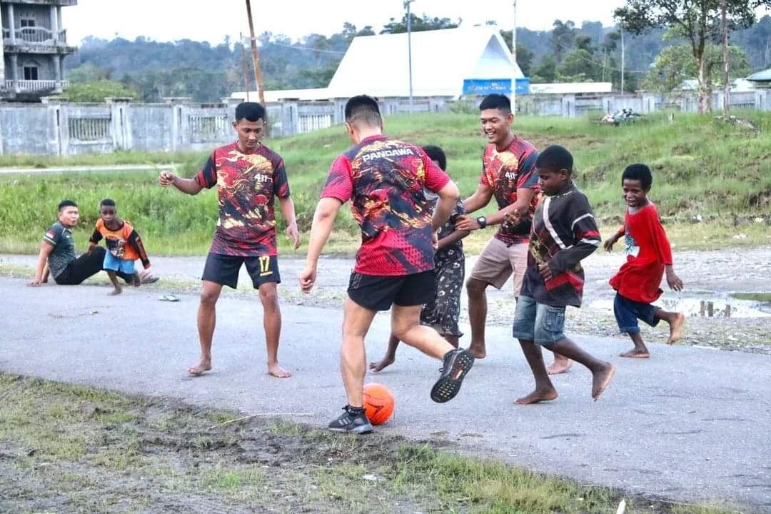 Prajurit Satgas Yonif MR 411 Kostrad Ditantang Bermain Sepak Bola