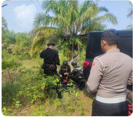WARGA CILEUNGSI HENDAK TANAM POHON PISANG TEMUKAN RANJAU DARAT, POLSEK CILEUNGSI DAN GEGANA POLRI POLDA JABAR LAKUKAN PENGAMANAN