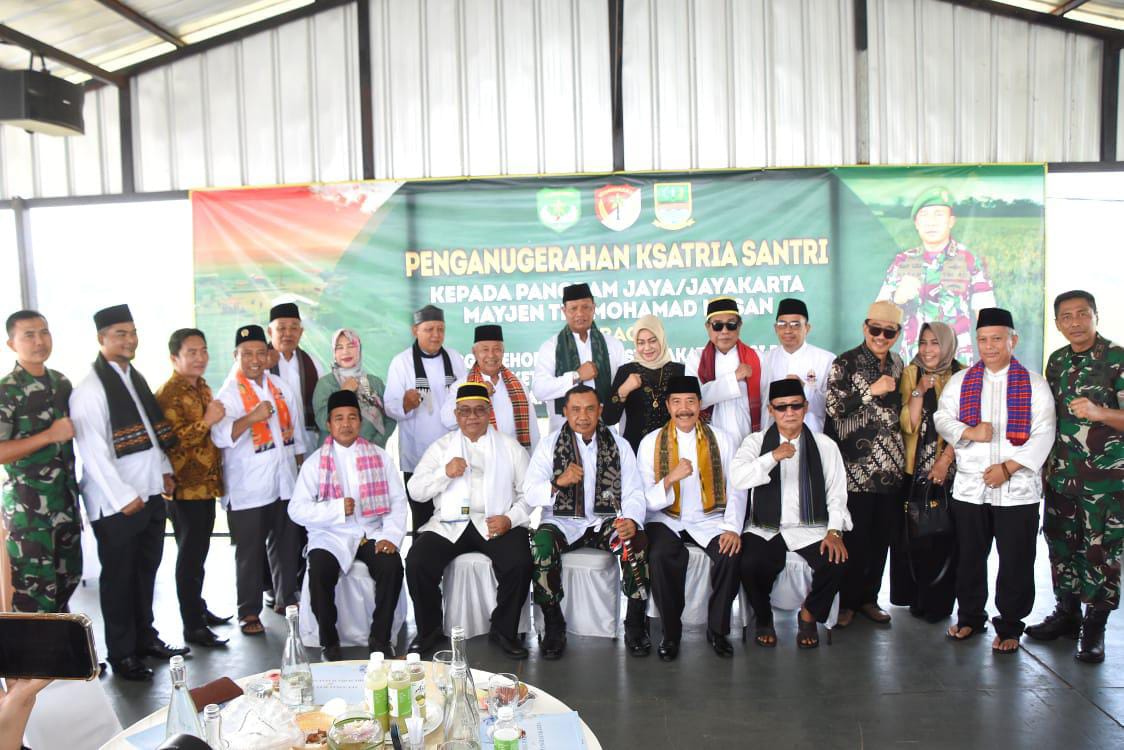 Penganugerahan Ksatria Santri kepada Pangdam Jaya/Jayakarta