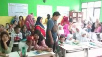 Hari pertama masuk Sekolah, SDN 01 Karang Rahayu dipenuhi orang tua wali murid yang mengantar anaknya