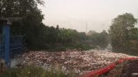 Kali CBL Lagi-lagi Menjadi Pusat Perhatian, Karena adanya Tumpukan Sampah Kali CBL Lagi-lagi Menjadi Pusat Perhatian, Karena adanya Tumpukan Sampah