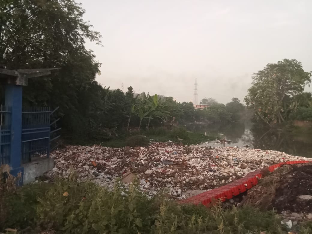Kali CBL Lagi-lagi Menjadi Pusat Perhatian, Karena adanya Tumpukan Sampah