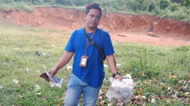 Cenci Riestan Ketua IWO I Empat Lawang Berikan Contoh Kepada Masyarakat Akan Pentingnya Kebersihan