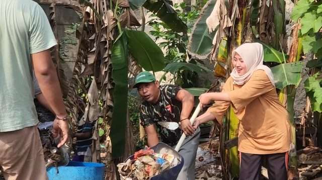 Caleg PKS Teti Lestari Ikut Kerjabakti Bersihkan Gorong-gorong  Bersama Warga