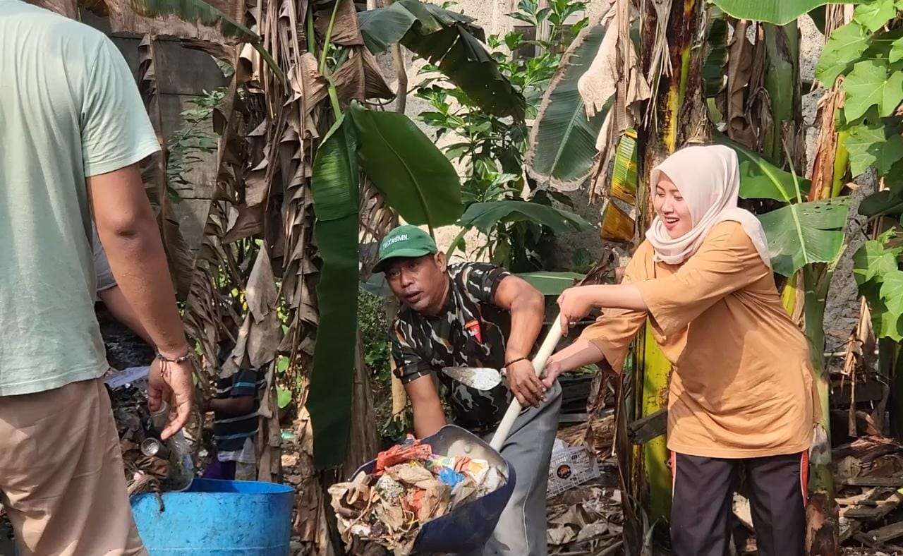 Caleg PKS Teti Lestari Ikut Kerjabakti Bersihkan Gorong-gorong  Bersama Warga