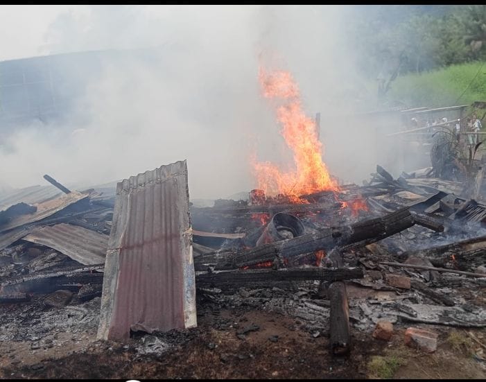 Si Jago Merah Melahap Dua Rumah di Desa Karang Anyar Kecamatan Sikap Dalam  Kab.Empat Lawang