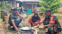 Bantu Meringankan Kesulitan Warga, Babinsa Jatimelati Laksanakan Giat Babinsa Masuk Dapur Warga