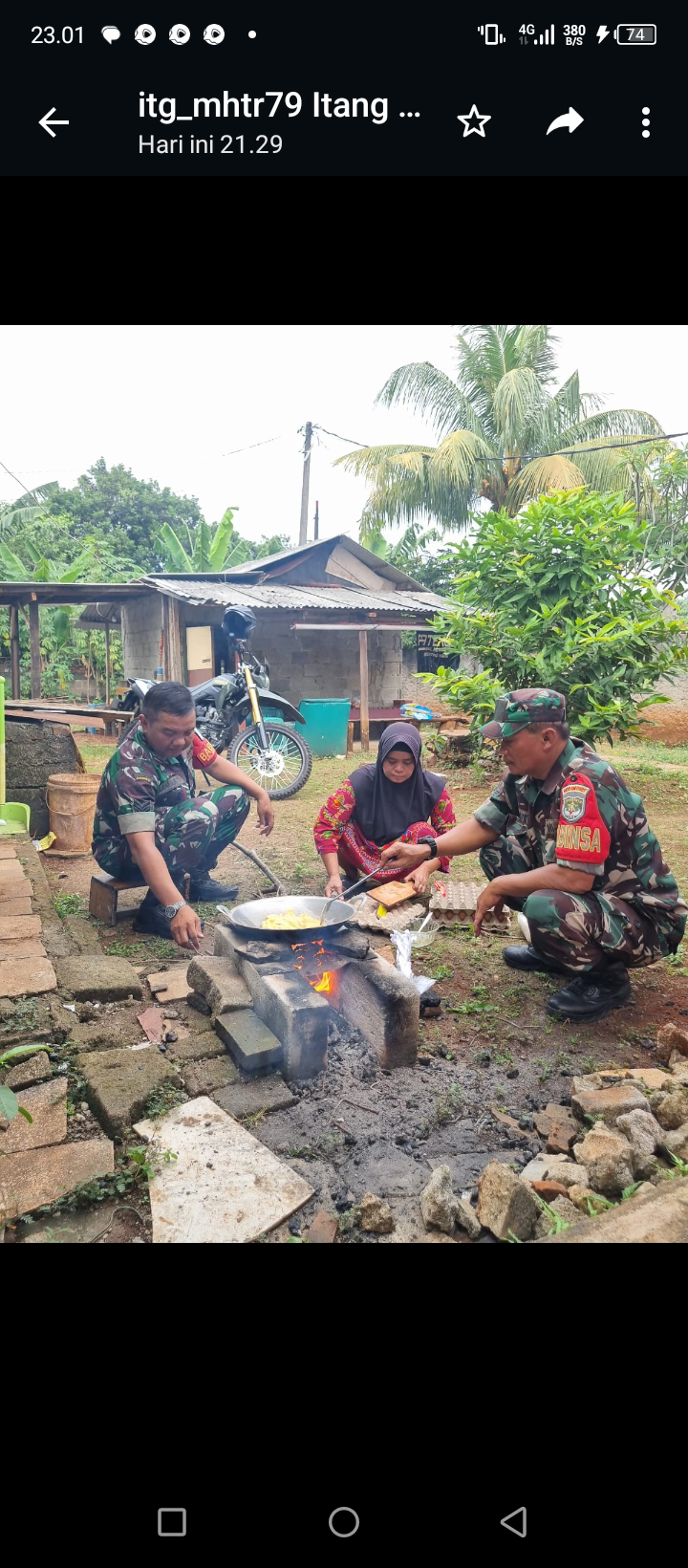 Bantu Meringankan Kesulitan Warga, Babinsa Jatimelati Laksanakan Giat Babinsa Masuk Dapur Warga