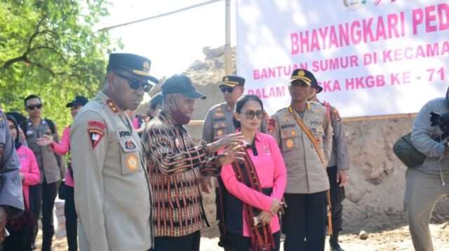 Ketum Bhayangkari Berikan Bantuan Kepada Anak Stunting di Desa Reruwairere